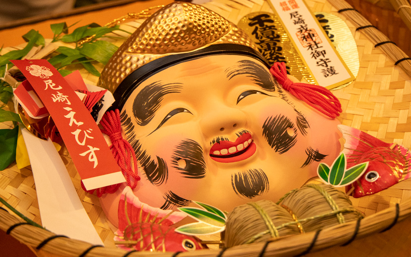 金色の和風装飾品 小槌と鯛 尼崎えびす神社 尼崎えびす神社の十日戎｜地元の神社で商売繁盛をお祈り【尼崎市