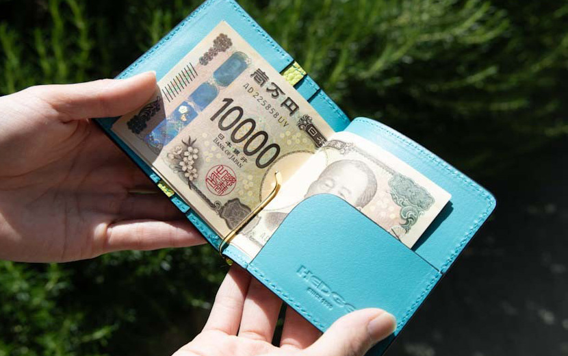 入荷情報】マネークリップ小銭入れ付き | 薄いボディに現金カードを